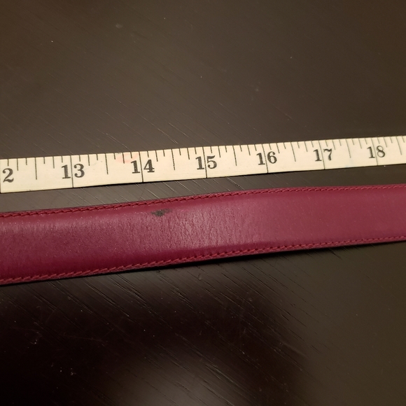 Ferragamo magenta leather belt with gold tone buckle - Picture 6 of 13